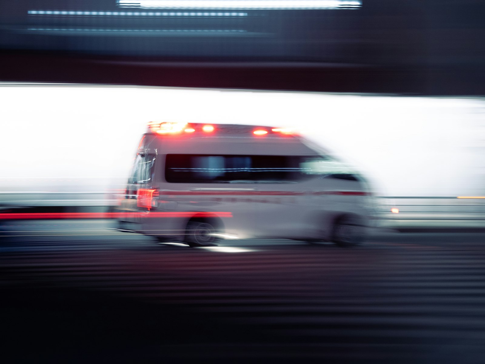 Ambulância em deslocamento de emergência com as luzes acesas