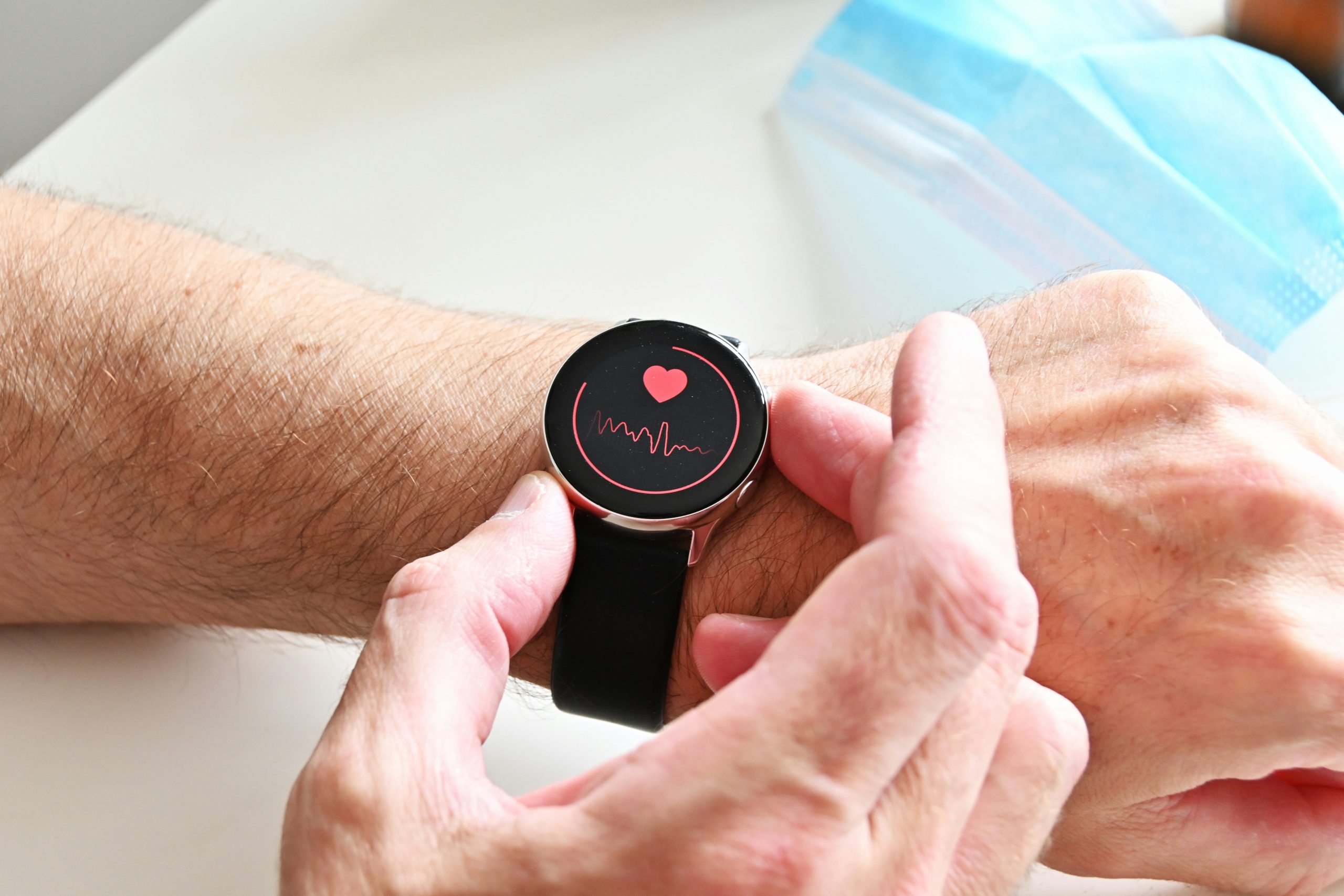 Pessoa verificando a frequência cardíaca em um smartwatch